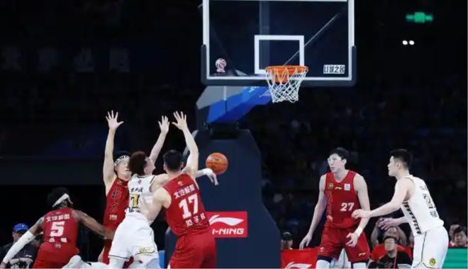 许利民执教引众怒！无应变主动丢分周琦被用废攻守毫无策略！