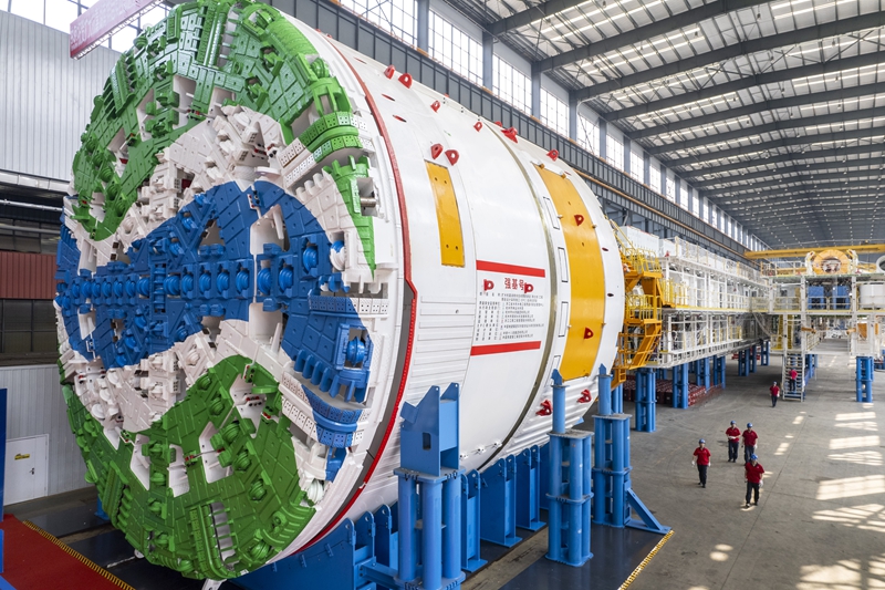 我国最大直径土压平衡双护盾组合式隧道掘进机“强基号”在长沙下